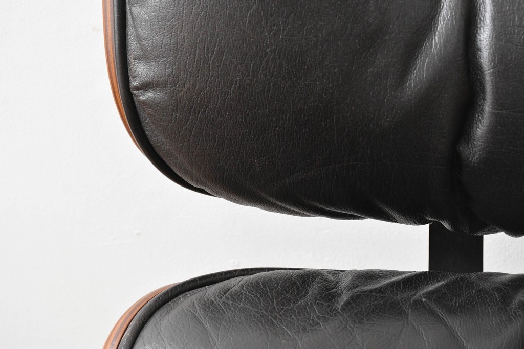 アメリカビンテージ　Herman Miller(ハーマンミラー)　レザー　ローズウッド材　包み込まれるような座り心地のイームズラウンジチェアとオットマンのセット　定価約113万円　(R-089418)