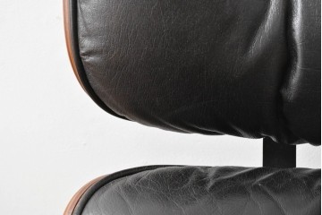 アメリカビンテージ　Herman Miller(ハーマンミラー)　レザー　ローズウッド材　包み込まれるような座り心地のイームズラウンジチェアとオットマンのセット　定価約113万円　(R-089418)