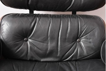 アメリカビンテージ　Herman Miller(ハーマンミラー)　レザー　ローズウッド材　包み込まれるような座り心地のイームズラウンジチェアとオットマンのセット　定価約113万円　(R-089418)