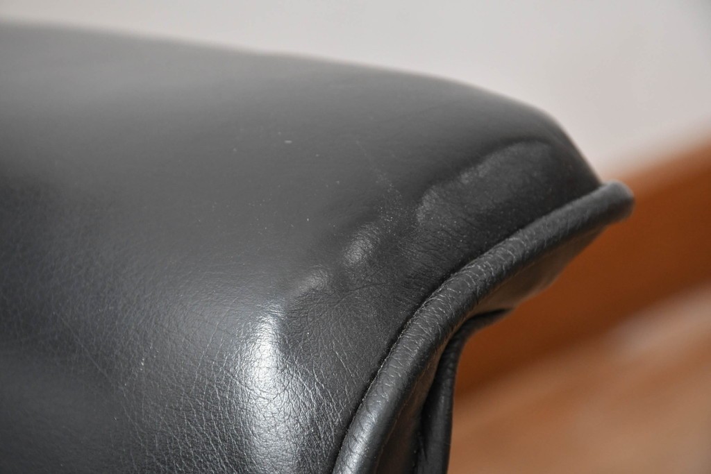 アメリカビンテージ　Herman Miller(ハーマンミラー)　レザー　ローズウッド材　包み込まれるような座り心地のイームズラウンジチェアとオットマンのセット　定価約113万円　(R-089418)