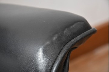 アメリカビンテージ　Herman Miller(ハーマンミラー)　レザー　ローズウッド材　包み込まれるような座り心地のイームズラウンジチェアとオットマンのセット　定価約113万円　(R-089418)