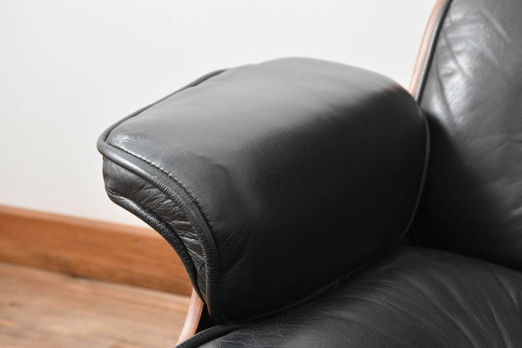 アメリカビンテージ　Herman Miller(ハーマンミラー)　レザー　ローズウッド材　包み込まれるような座り心地のイームズラウンジチェアとオットマンのセット　定価約113万円　(R-089418)