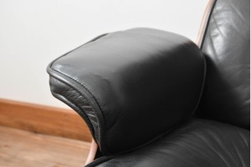 アメリカビンテージ　Herman Miller(ハーマンミラー)　レザー　ローズウッド材　包み込まれるような座り心地のイームズラウンジチェアとオットマンのセット　定価約113万円　(R-089418)