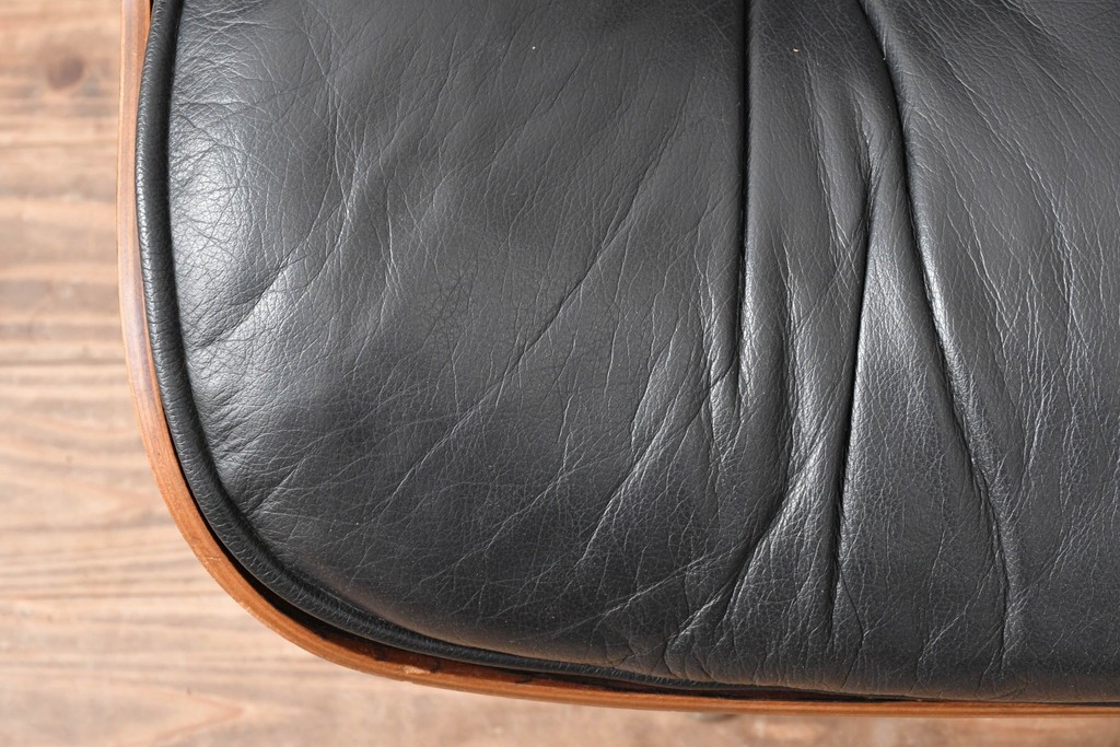 アメリカビンテージ　Herman Miller(ハーマンミラー)　レザー　ローズウッド材　包み込まれるような座り心地のイームズラウンジチェアとオットマンのセット　定価約113万円　(R-089418)