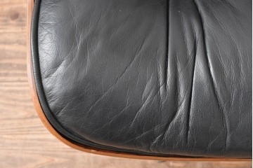 アメリカビンテージ　Herman Miller(ハーマンミラー)　レザー　ローズウッド材　包み込まれるような座り心地のイームズラウンジチェアとオットマンのセット　定価約113万円　(R-089418)