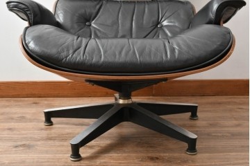 アメリカビンテージ　Herman Miller(ハーマンミラー)　レザー　ローズウッド材　包み込まれるような座り心地のイームズラウンジチェアとオットマンのセット　定価約113万円　(R-089418)