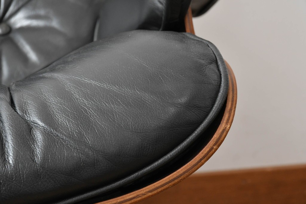 アメリカビンテージ　Herman Miller(ハーマンミラー)　レザー　ローズウッド材　包み込まれるような座り心地のイームズラウンジチェアとオットマンのセット　定価約113万円　(R-089418)