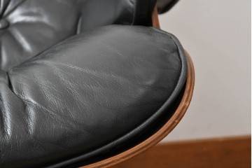 アメリカビンテージ　Herman Miller(ハーマンミラー)　レザー　ローズウッド材　包み込まれるような座り心地のイームズラウンジチェアとオットマンのセット　定価約113万円　(R-089418)