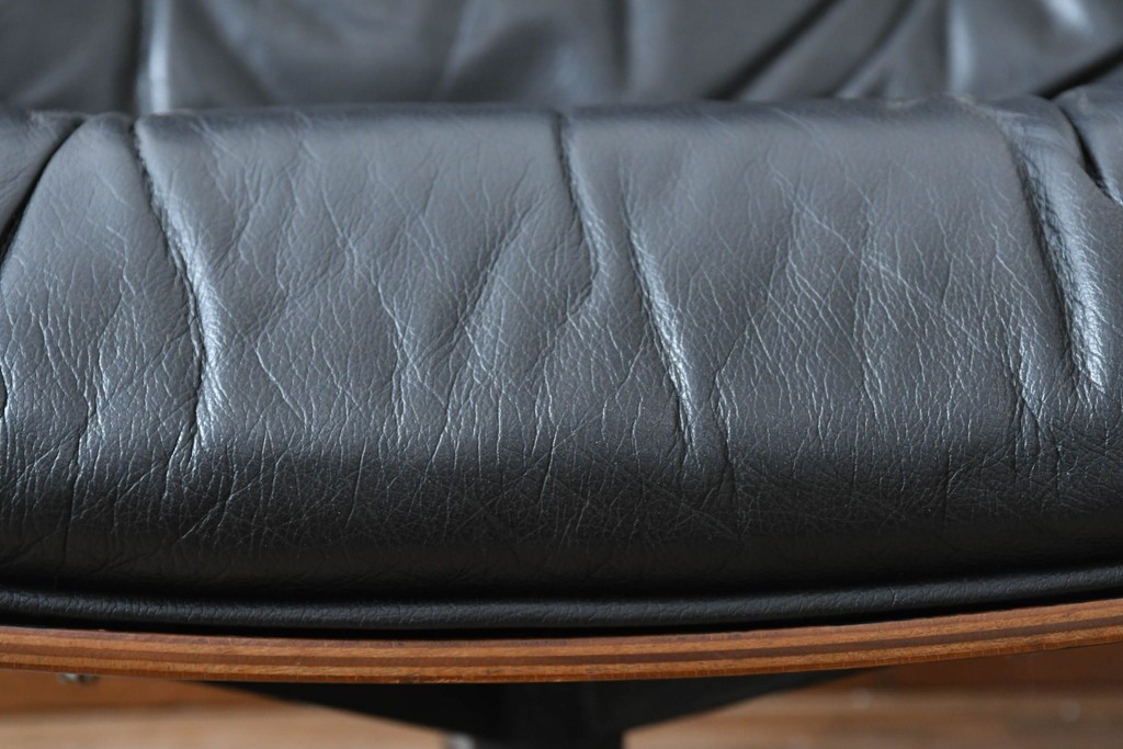 アメリカビンテージ　Herman Miller(ハーマンミラー)　レザー　ローズウッド材　包み込まれるような座り心地のイームズラウンジチェアとオットマンのセット　定価約113万円　(R-089418)