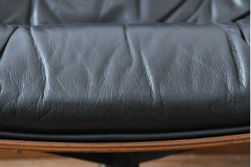 アメリカビンテージ　Herman Miller(ハーマンミラー)　レザー　ローズウッド材　包み込まれるような座り心地のイームズラウンジチェアとオットマンのセット　定価約113万円　(R-089418)