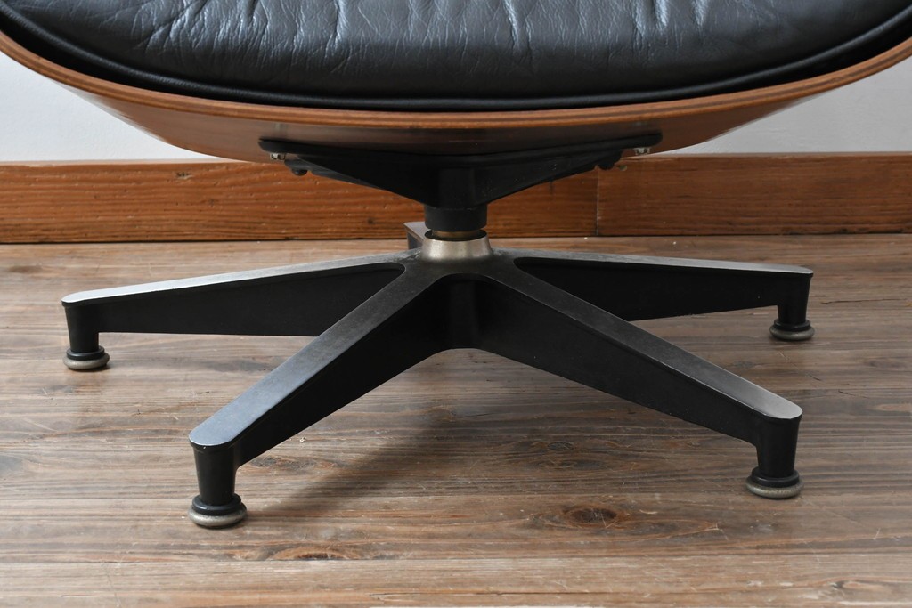 アメリカビンテージ　Herman Miller(ハーマンミラー)　レザー　ローズウッド材　包み込まれるような座り心地のイームズラウンジチェアとオットマンのセット　定価約113万円　(R-089418)