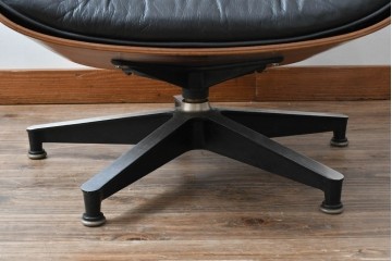 アメリカビンテージ　Herman Miller(ハーマンミラー)　レザー　ローズウッド材　包み込まれるような座り心地のイームズラウンジチェアとオットマンのセット　定価約113万円　(R-089418)