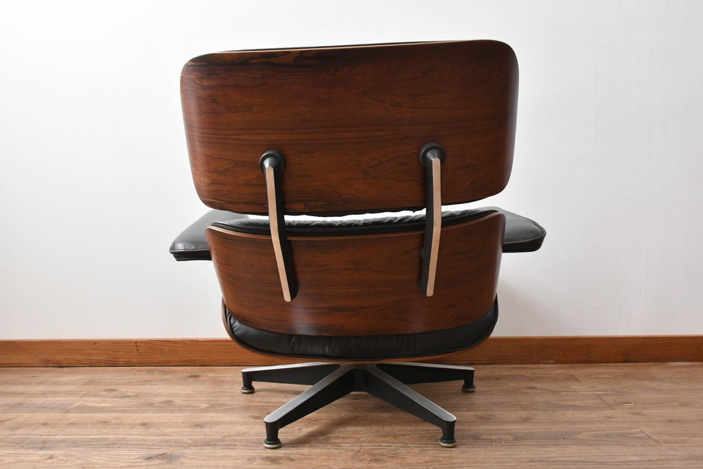 アメリカビンテージ　Herman Miller(ハーマンミラー)　レザー　ローズウッド材　包み込まれるような座り心地のイームズラウンジチェアとオットマンのセット　定価約113万円　(R-089418)