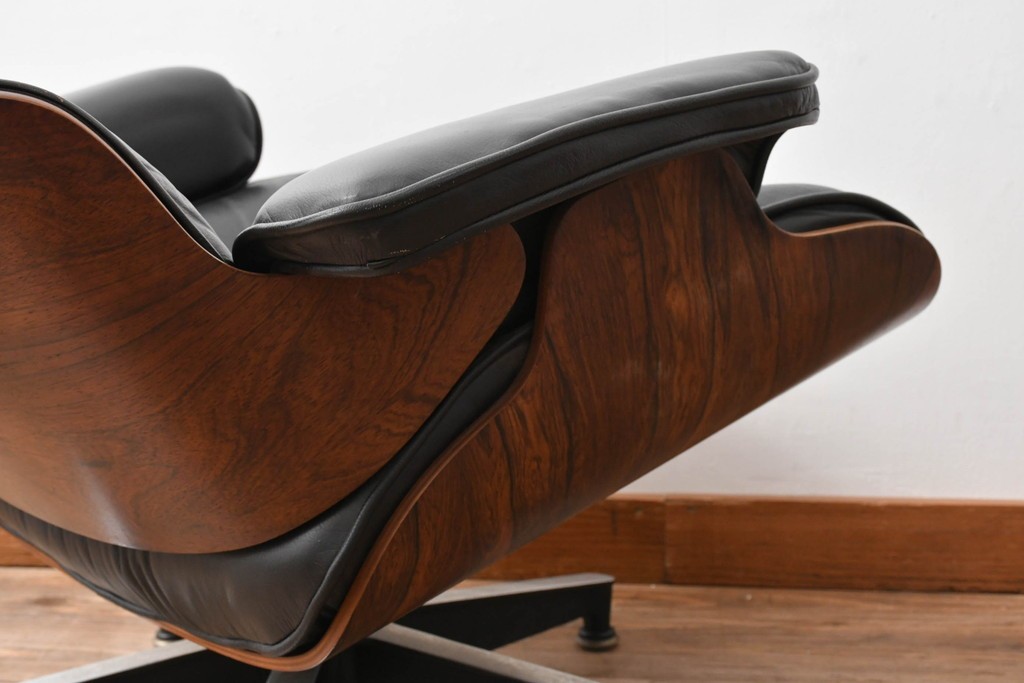 アメリカビンテージ　Herman Miller(ハーマンミラー)　レザー　ローズウッド材　包み込まれるような座り心地のイームズラウンジチェアとオットマンのセット　定価約113万円　(R-089418)