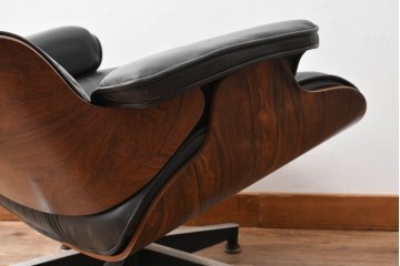 アメリカビンテージ　Herman Miller(ハーマンミラー)　レザー　ローズウッド材　包み込まれるような座り心地のイームズラウンジチェアとオットマンのセット　定価約113万円　(R-089418)