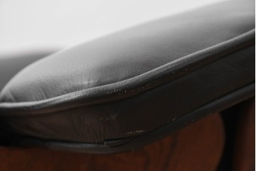アメリカビンテージ　Herman Miller(ハーマンミラー)　レザー　ローズウッド材　包み込まれるような座り心地のイームズラウンジチェアとオットマンのセット　定価約113万円　(R-089418)