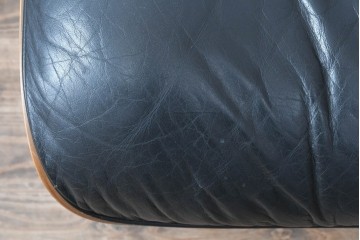 アメリカビンテージ　Herman Miller(ハーマンミラー)　レザー　ローズウッド材　包み込まれるような座り心地のイームズラウンジチェアとオットマンのセット　定価約113万円　(R-089418)