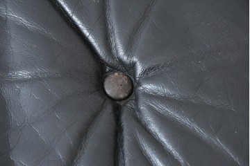 アメリカビンテージ　Herman Miller(ハーマンミラー)　レザー　ローズウッド材　包み込まれるような座り心地のイームズラウンジチェアとオットマンのセット　定価約113万円　(R-089418)