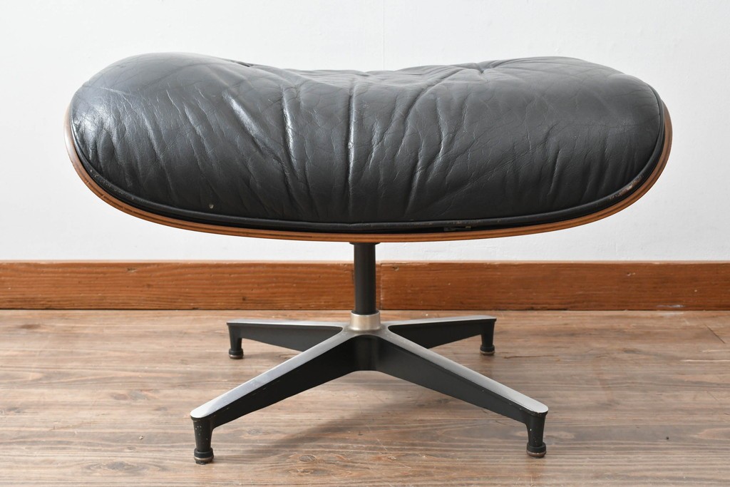 アメリカビンテージ　Herman Miller(ハーマンミラー)　レザー　ローズウッド材　包み込まれるような座り心地のイームズラウンジチェアとオットマンのセット　定価約113万円　(R-089418)