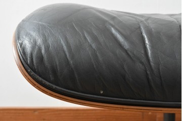 アメリカビンテージ　Herman Miller(ハーマンミラー)　レザー　ローズウッド材　包み込まれるような座り心地のイームズラウンジチェアとオットマンのセット　定価約113万円　(R-089418)