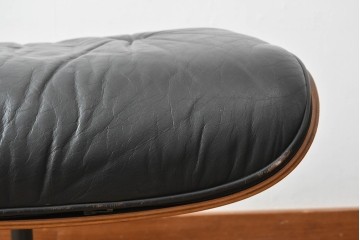 アメリカビンテージ　Herman Miller(ハーマンミラー)　レザー　ローズウッド材　包み込まれるような座り心地のイームズラウンジチェアとオットマンのセット　定価約113万円　(R-089418)