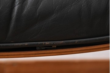 アメリカビンテージ　Herman Miller(ハーマンミラー)　レザー　ローズウッド材　包み込まれるような座り心地のイームズラウンジチェアとオットマンのセット　定価約113万円　(R-089418)