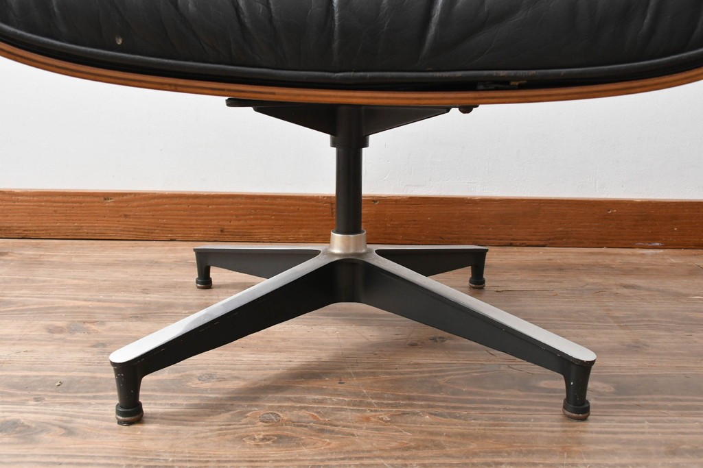 アメリカビンテージ　Herman Miller(ハーマンミラー)　レザー　ローズウッド材　包み込まれるような座り心地のイームズラウンジチェアとオットマンのセット　定価約113万円　(R-089418)