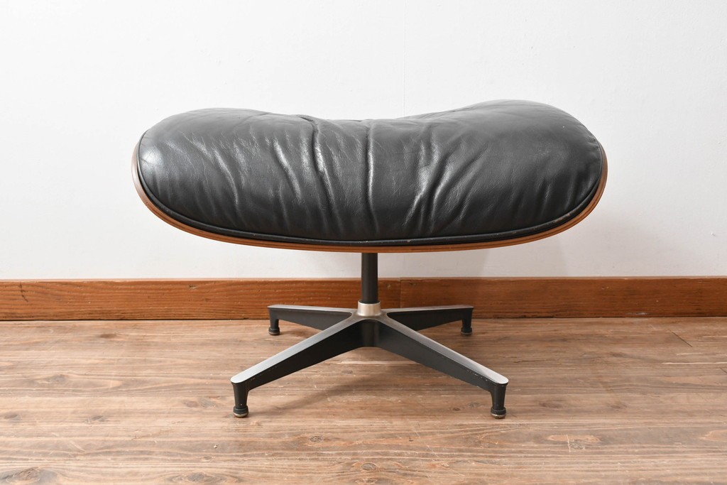 アメリカビンテージ　Herman Miller(ハーマンミラー)　レザー　ローズウッド材　包み込まれるような座り心地のイームズラウンジチェアとオットマンのセット　定価約113万円　(R-089418)