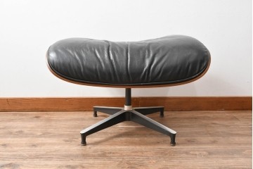 アメリカビンテージ　Herman Miller(ハーマンミラー)　レザー　ローズウッド材　包み込まれるような座り心地のイームズラウンジチェアとオットマンのセット　定価約113万円　(R-089418)