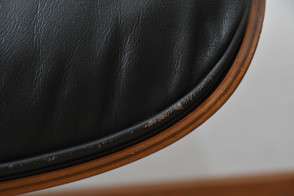アメリカビンテージ　Herman Miller(ハーマンミラー)　レザー　ローズウッド材　包み込まれるような座り心地のイームズラウンジチェアとオットマンのセット　定価約113万円　(R-089418)