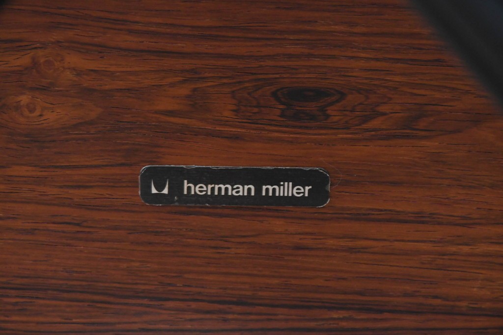 アメリカビンテージ　Herman Miller(ハーマンミラー)　レザー　ローズウッド材　包み込まれるような座り心地のイームズラウンジチェアとオットマンのセット　定価約113万円　(R-089418)