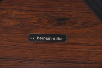 アメリカビンテージ　Herman Miller(ハーマンミラー)　レザー　ローズウッド材　包み込まれるような座り心地のイームズラウンジチェアとオットマンのセット　定価約113万円　(R-089418)
