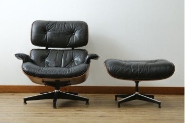 アメリカビンテージ　Herman Miller(ハーマンミラー)　レザー　ローズウッド材　包み込まれるような座り心地のイームズラウンジチェアとオットマンのセット　定価約113万円　(R-089418)