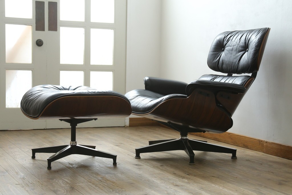 アメリカビンテージ　Herman Miller(ハーマンミラー)　レザー　ローズウッド材　包み込まれるような座り心地のイームズラウンジチェアとオットマンのセット　定価約113万円　(R-089418)