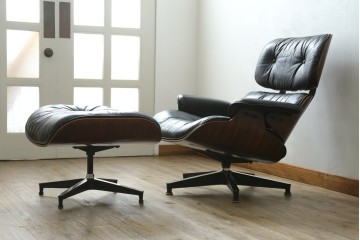 アメリカビンテージ　Herman Miller(ハーマンミラー)　レザー　ローズウッド材　包み込まれるような座り心地のイームズラウンジチェアとオットマンのセット　定価約113万円　(R-089418)