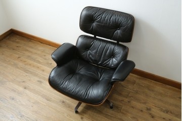 アメリカビンテージ　Herman Miller(ハーマンミラー)　レザー　ローズウッド材　包み込まれるような座り心地のイームズラウンジチェアとオットマンのセット　定価約113万円　(R-089418)