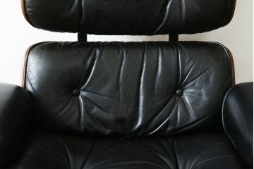 アメリカビンテージ　Herman Miller(ハーマンミラー)　レザー　ローズウッド材　包み込まれるような座り心地のイームズラウンジチェアとオットマンのセット　定価約113万円　(R-089418)