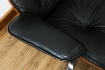 アメリカビンテージ　Herman Miller(ハーマンミラー)　レザー　ローズウッド材　包み込まれるような座り心地のイームズラウンジチェアとオットマンのセット　定価約113万円　(R-089418)