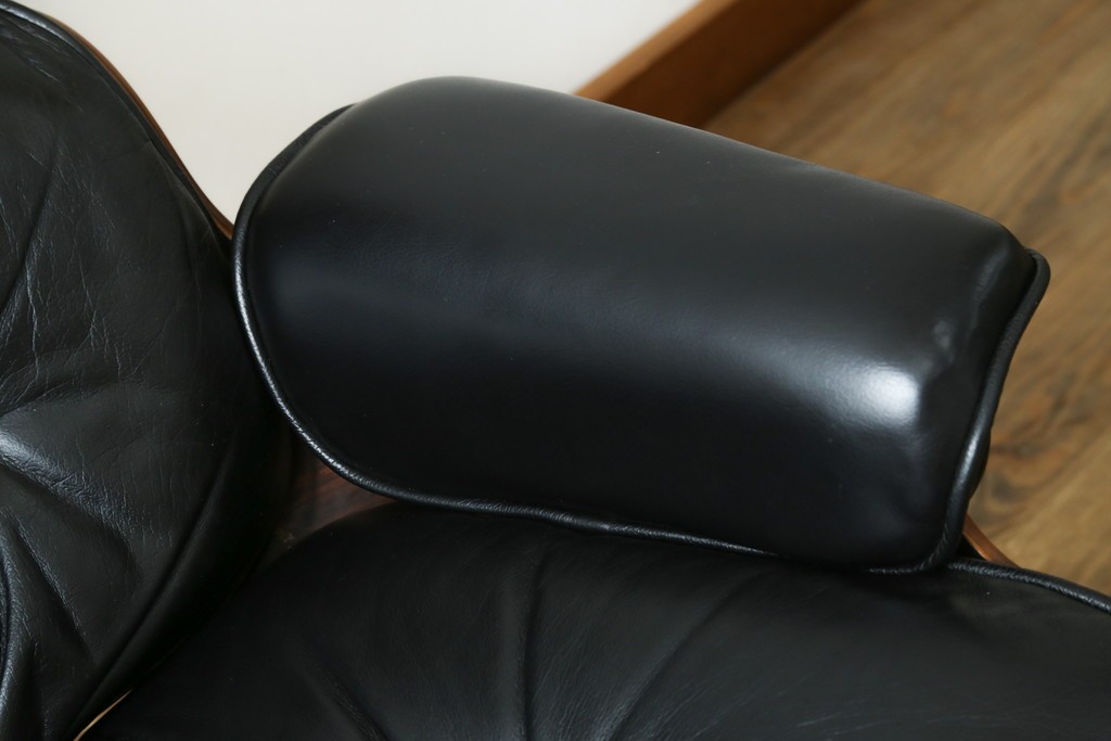 アメリカビンテージ　Herman Miller(ハーマンミラー)　レザー　ローズウッド材　包み込まれるような座り心地のイームズラウンジチェアとオットマンのセット　定価約113万円　(R-089418)