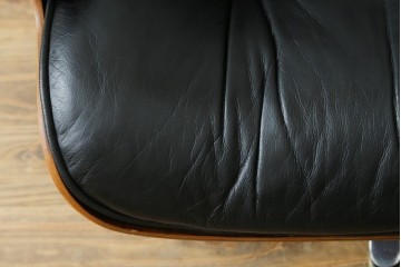 アメリカビンテージ　Herman Miller(ハーマンミラー)　レザー　ローズウッド材　包み込まれるような座り心地のイームズラウンジチェアとオットマンのセット　定価約113万円　(R-089418)