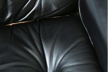 アメリカビンテージ　Herman Miller(ハーマンミラー)　レザー　ローズウッド材　包み込まれるような座り心地のイームズラウンジチェアとオットマンのセット　定価約113万円　(R-089418)