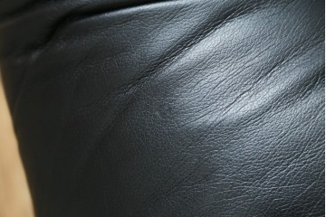 アメリカビンテージ　Herman Miller(ハーマンミラー)　レザー　ローズウッド材　包み込まれるような座り心地のイームズラウンジチェアとオットマンのセット　定価約113万円　(R-089418)