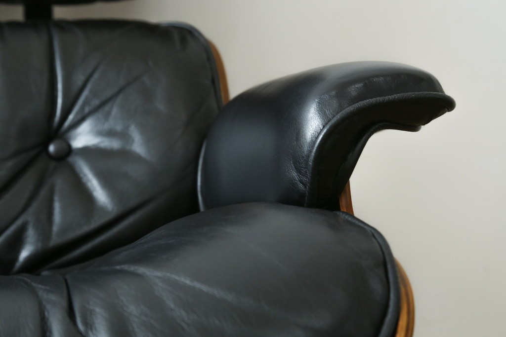 アメリカビンテージ　Herman Miller(ハーマンミラー)　レザー　ローズウッド材　包み込まれるような座り心地のイームズラウンジチェアとオットマンのセット　定価約113万円　(R-089418)