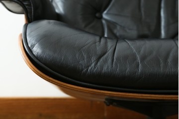 アメリカビンテージ　Herman Miller(ハーマンミラー)　レザー　ローズウッド材　包み込まれるような座り心地のイームズラウンジチェアとオットマンのセット　定価約113万円　(R-089418)