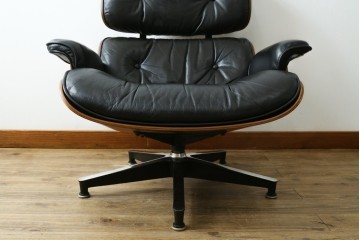 アメリカビンテージ　Herman Miller(ハーマンミラー)　レザー　ローズウッド材　包み込まれるような座り心地のイームズラウンジチェアとオットマンのセット　定価約113万円　(R-089418)