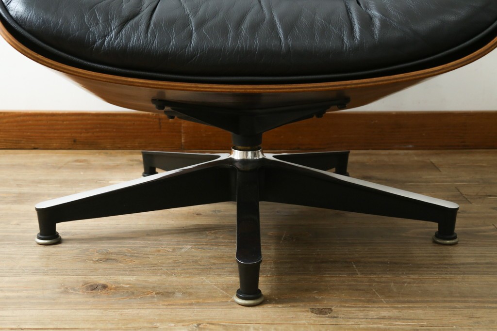 アメリカビンテージ　Herman Miller(ハーマンミラー)　レザー　ローズウッド材　包み込まれるような座り心地のイームズラウンジチェアとオットマンのセット　定価約113万円　(R-089418)