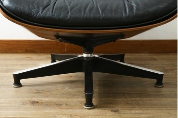 アメリカビンテージ　Herman Miller(ハーマンミラー)　レザー　ローズウッド材　包み込まれるような座り心地のイームズラウンジチェアとオットマンのセット　定価約113万円　(R-089418)