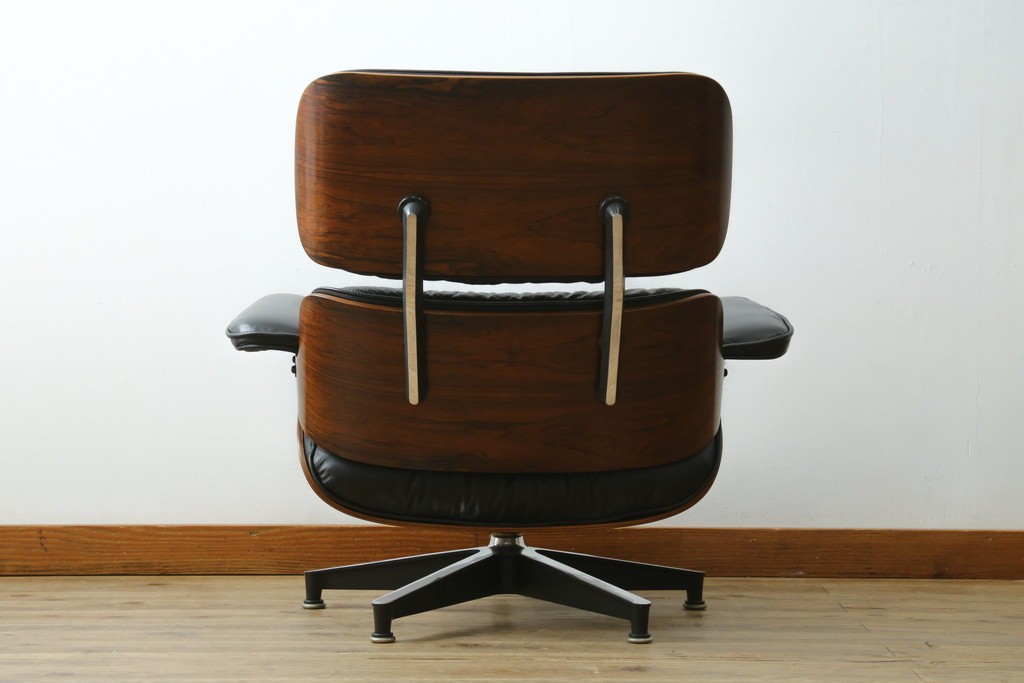 アメリカビンテージ　Herman Miller(ハーマンミラー)　レザー　ローズウッド材　包み込まれるような座り心地のイームズラウンジチェアとオットマンのセット　定価約113万円　(R-089418)
