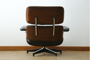 アメリカビンテージ　Herman Miller(ハーマンミラー)　レザー　ローズウッド材　包み込まれるような座り心地のイームズラウンジチェアとオットマンのセット　定価約113万円　(R-089418)