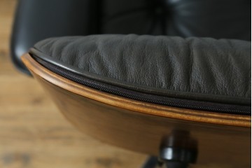 アメリカビンテージ　Herman Miller(ハーマンミラー)　レザー　ローズウッド材　包み込まれるような座り心地のイームズラウンジチェアとオットマンのセット　定価約113万円　(R-089418)